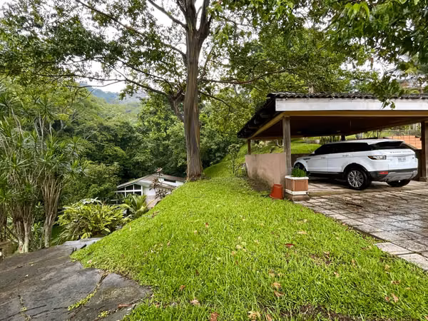 SE VENDE CASA INDEPENDIENTE PARA REMODELAR - ALTO DE LAS PALOMAS - SANTA ANA