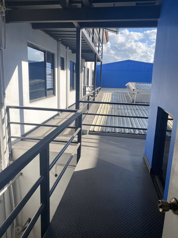 Venta Edificio 1790mts de 3 pisos con 25 paqueos
