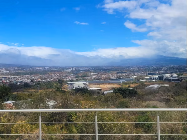 Casa con vistas en Loma Real | 4 habitaciones | US$565.000