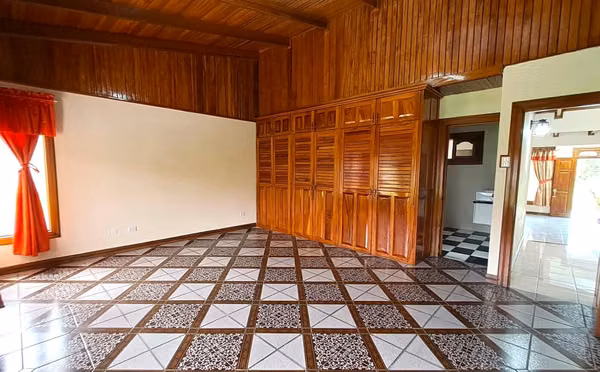 Venta de casa con gran zona verde potencial apartamentos