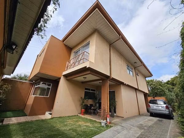 VENDO CASA EN RESIDENCIAL CON SEGURIDAD EN SABANILLA