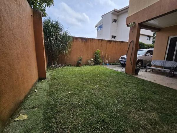 VENDO CASA EN RESIDENCIAL CON SEGURIDAD EN SABANILLA