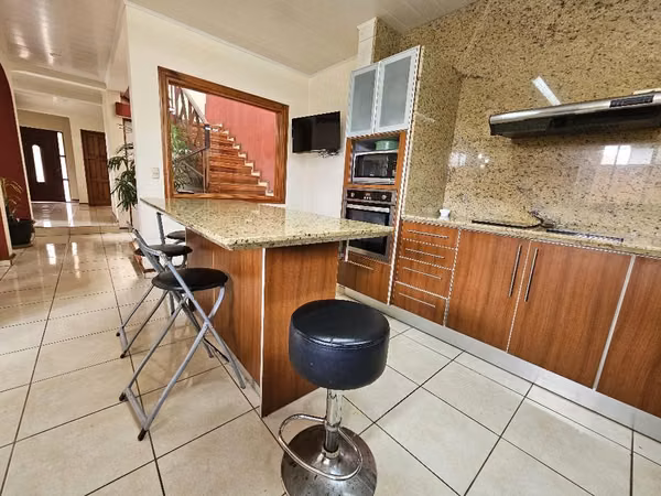 VENDO CASA EN RESIDENCIAL CON SEGURIDAD EN SABANILLA