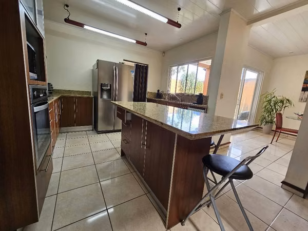 VENDO CASA EN RESIDENCIAL CON SEGURIDAD EN SABANILLA