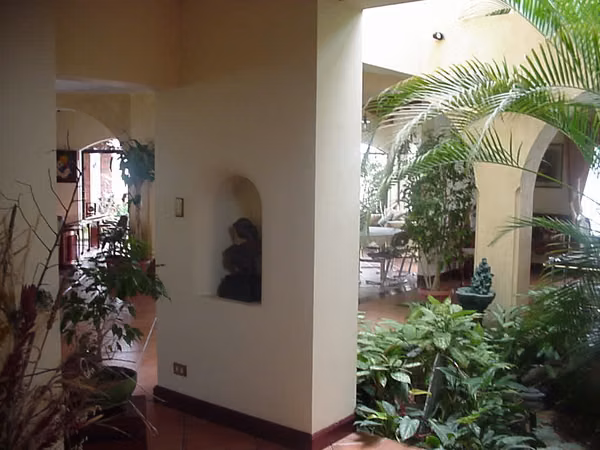 INVERSION Elegante, cómoda, 5 dorm casa ESCAZU Los Laureles