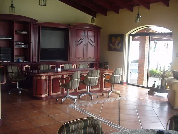 INVERSION Elegante, cómoda, 5 dorm casa ESCAZU Los Laureles