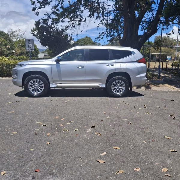 MITSUBISHI MONTERO SPORT 2024 4X4 7 PASAJEROS