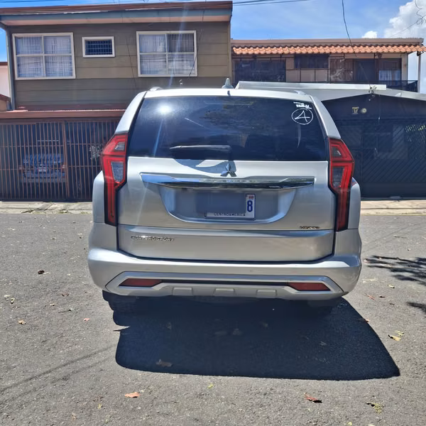 MITSUBISHI MONTERO SPORT 2024 4X4 7 PASAJEROS