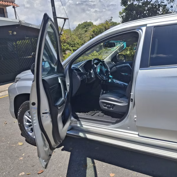 MITSUBISHI MONTERO SPORT 2024 4X4 7 PASAJEROS