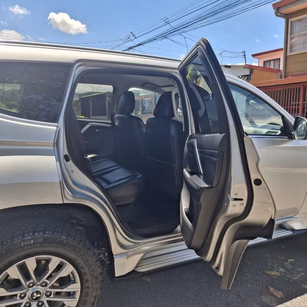 MITSUBISHI MONTERO SPORT 2024 4X4 7 PASAJEROS