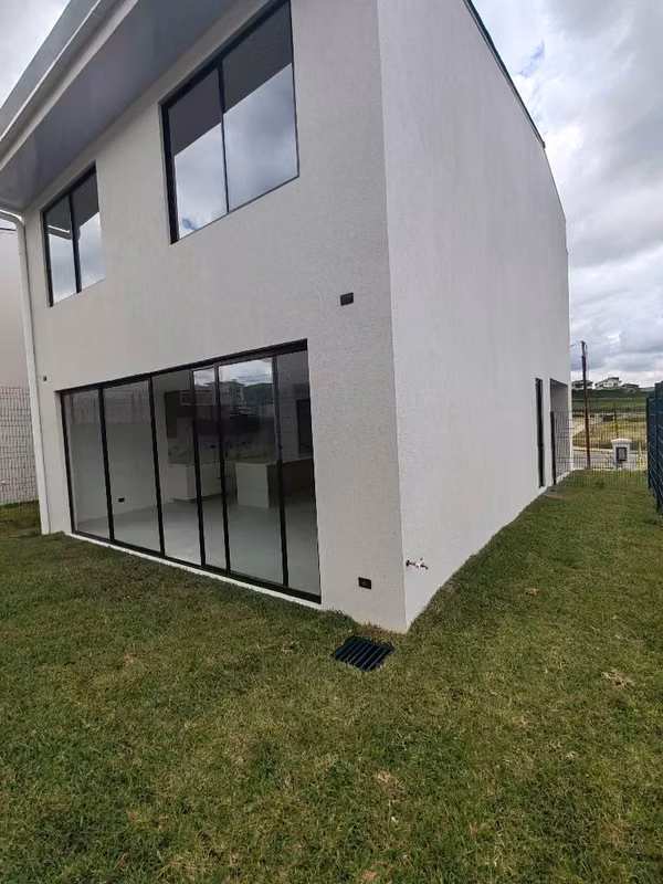 Estrene CASA en Condominio Avenida del Este en Curridabat