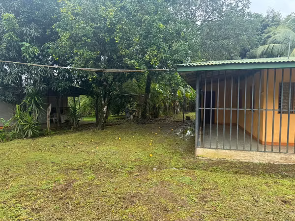 Terreno con casa en San Juan de Turrubares