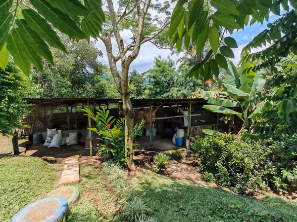 Venta de casa moderna con gran terreno. Puriscal
