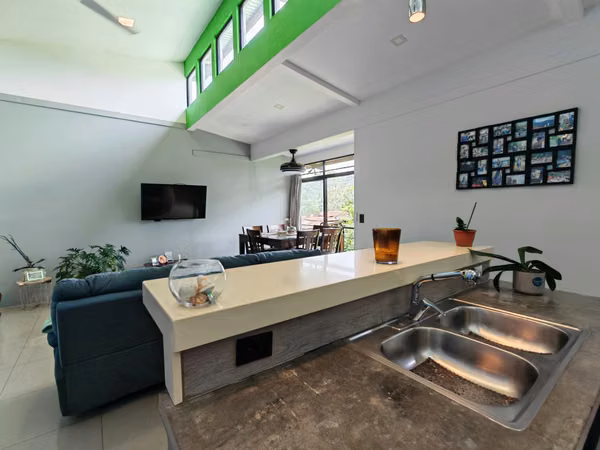 Venta de casa moderna con gran terreno. Puriscal