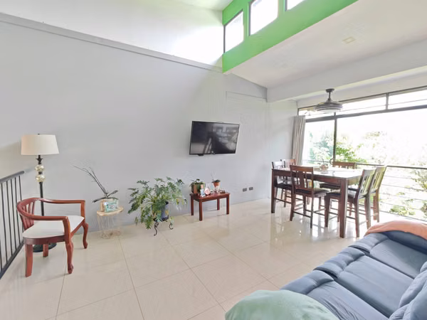 Venta de casa moderna con gran terreno. Puriscal