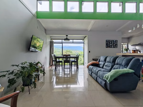Venta de casa moderna con gran terreno. Puriscal
