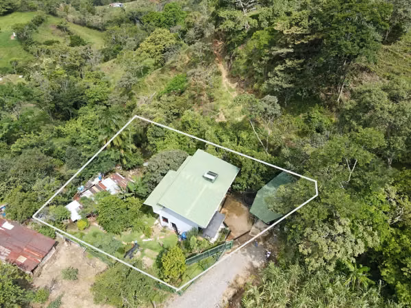 Venta de casa moderna con gran terreno. Puriscal