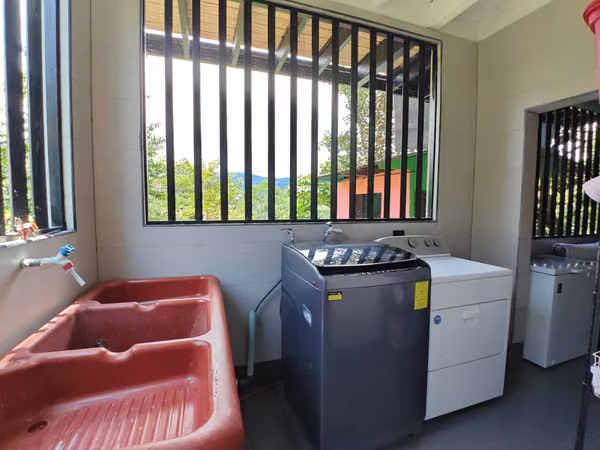 Venta de casa moderna con gran terreno. Puriscal