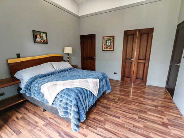 Venta de casa moderna con gran terreno. Puriscal
