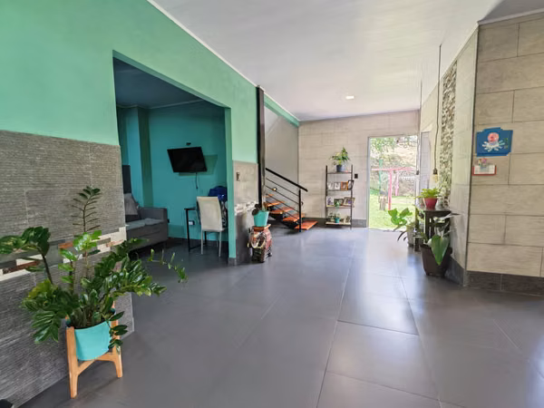 Venta de casa moderna con gran terreno. Puriscal