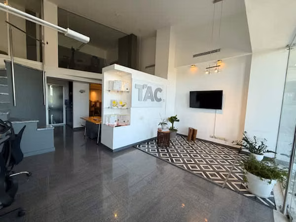ALQUILER DE OFICINA EN UBICACION PREMIUM SANTA ANA