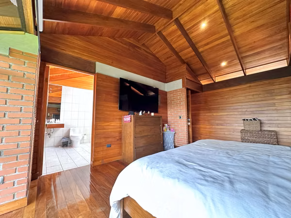Quinta de lujo en venta en El Tirol, San Rafael, Heredia con casa de huéspedes.