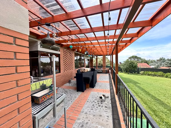 Quinta de lujo en venta en El Tirol, San Rafael, Heredia con casa de huéspedes.