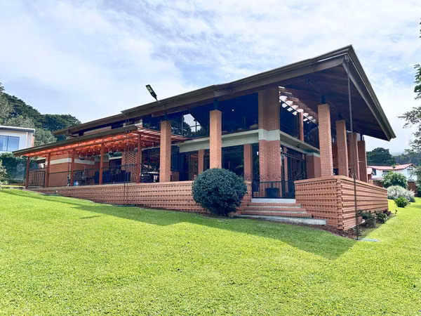 Quinta de lujo en venta en El Tirol, San Rafael, Heredia con casa de huéspedes.