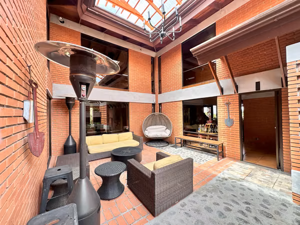 Quinta de lujo en venta en El Tirol, San Rafael, Heredia con casa de huéspedes.