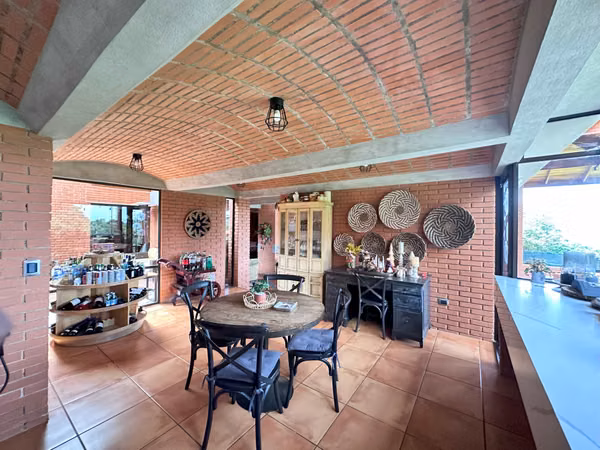 Quinta de lujo en venta en El Tirol, San Rafael, Heredia con casa de huéspedes.