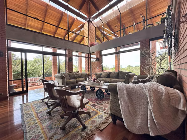 Quinta de lujo en venta en El Tirol, San Rafael, Heredia con casa de huéspedes.