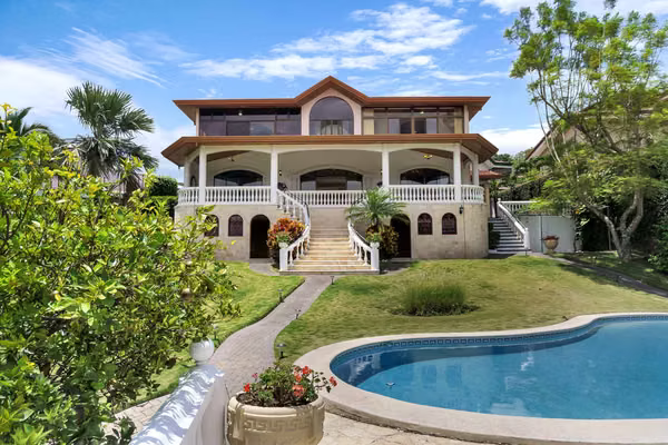 Villa Lunavista con Vistas Panorámicas en Guachipelín, Escazú