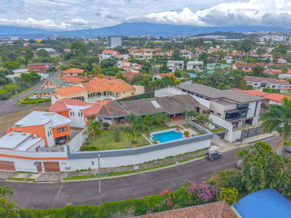 Obra de Arte Arquitectónica en Cariari con Apartamentos y Piscina