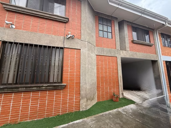 Venta casa amplia 3 hab en Sabanilla, Montes de Oca