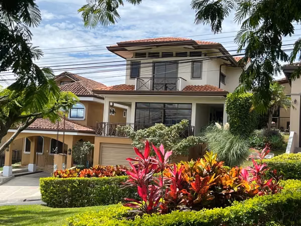 Venta de casa en Condominio en Ulloa, Heredia