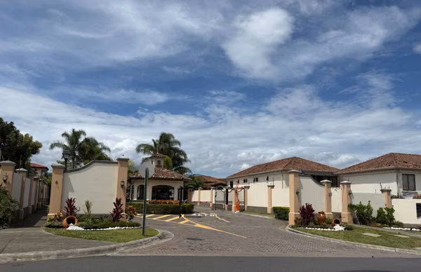 Venta de casa en Condominio en Ulloa, Heredia