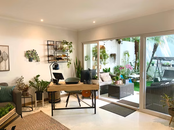 Venta de casa remodelada en Condominio Rincón de la Quebrada, Guachipelín de Escazú