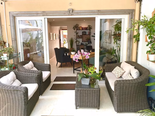 Venta de casa remodelada en Condominio Rincón de la Quebrada, Guachipelín de Escazú