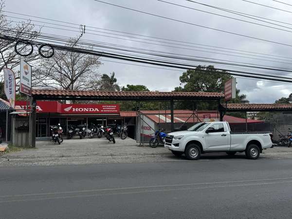 Local comercial en Santa Ana sobre calle altamente transitada