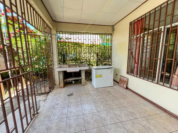 ¡REBAJADA: Propiedad de mas de 1000 m2 con casa y apartamento en Esparza y Puntarenas!