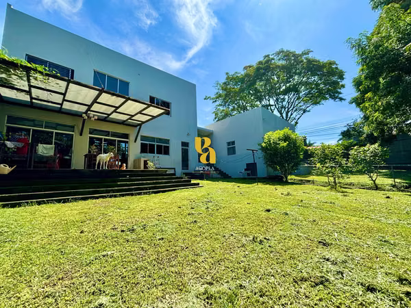 Venta de casa contemporánea independiente en Pozos de Santa Ana