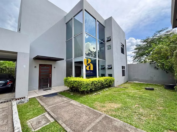 Venta de casa contemporánea independiente en Pozos de Santa Ana