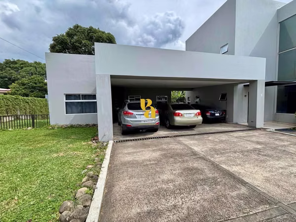 Venta de casa contemporánea independiente en Pozos de Santa Ana