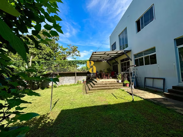 Venta de casa contemporánea independiente en Pozos de Santa Ana