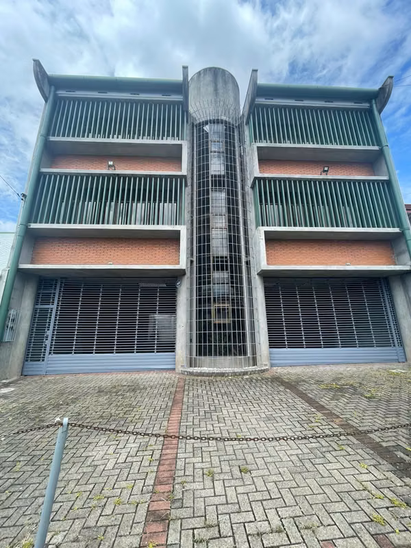 Venta o Alquiler de edificio de 3 pisos en Curridabat, El Prado