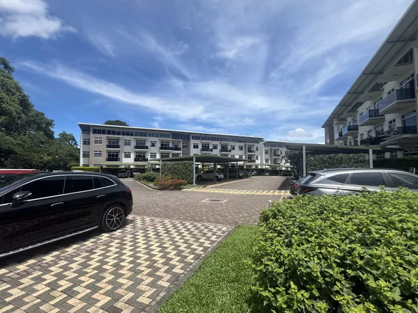 Alquiler de Apartamento Amoblado en Exclusivo Complejo en Santa Ana