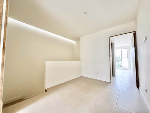 Moderna casa en San Rafael de Escazú con linea blanca