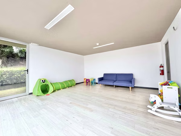 Moderna casa en San Rafael de Escazú con linea blanca