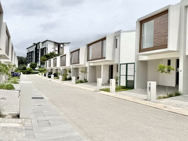 Moderna casa en San Rafael de Escazú con linea blanca