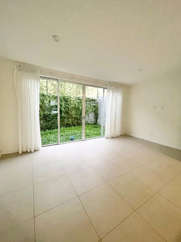 Moderna casa en San Rafael de Escazú con linea blanca